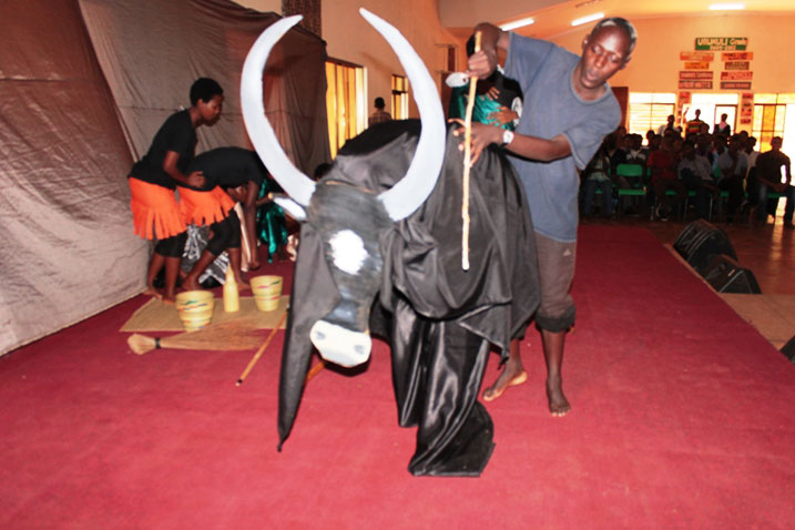 Mu birori by'aba bana, bakina imikino itandukanye irimo n'iyo gushimisha. Muri aka gakino, ubu hari umwana wihinduye 'Inka', undi yahindutse umushumba uyiragiye.