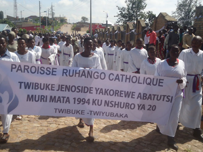 Abatuye Ruhango bakoze urugendo rwo kwamagana Jenoside no gufata mu mugongo abayirokotse.