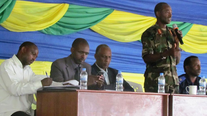 http://kigalitoday.com/IMG/jpg/Mu-kiganiro-yagiranye-n_abayobozi-ba-Rutsiro_-Gen--Mubarak-yasabye-abayobozi-gufasha-abaturage-bagifite-bene-iyo-myumvire-kuyihindura-na-bo-bagatera-imbere.jpg
