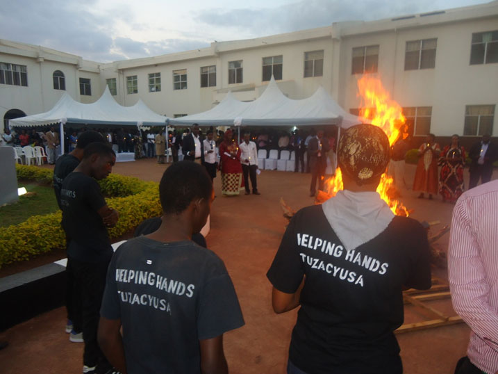 Mu muhango wo kwibuka abazize Jenoside mu bitaro bya Kibungo,hanacanwe urumuri tw