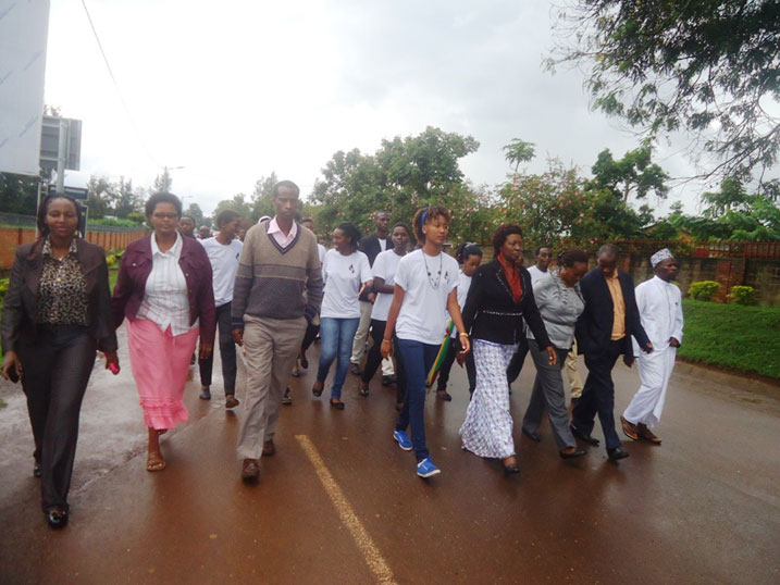 Mu rugendo rwo kwibuka abana bishwe muri jenoside yakorewe Abatutsi, hagati ni Miss Akiwacu na Depite Mukayuhi Rwaka Constance.