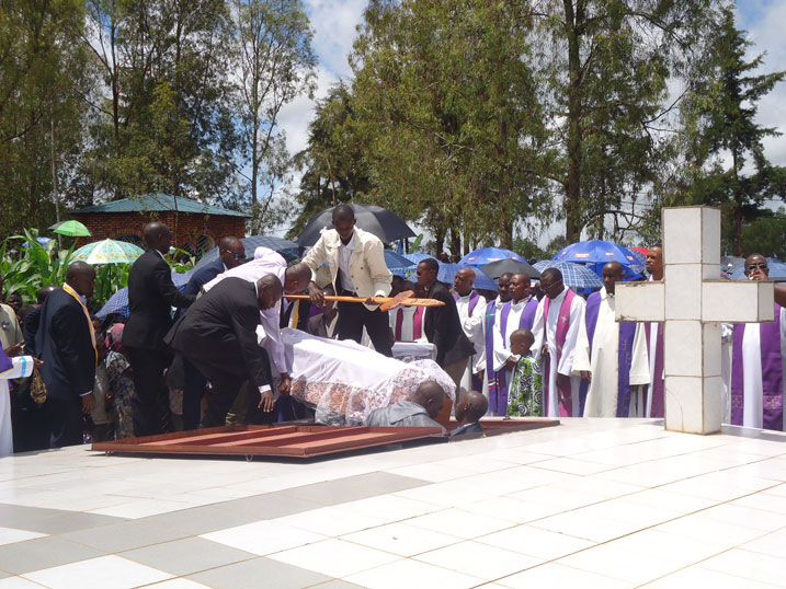 Mu rwibutso rwa Mukarange hashyinguye imibiri ikabakaba 9000.