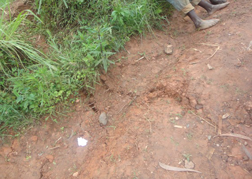 Mu bice bitandukanye by'uyu muhanda hari kuboneka aho ubutaka bwarekuranye.