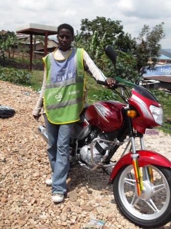 Mu gitondo abanza gukorera isuku moto ye hanyuma akerekeza iy'umuhanda gushaka imibereho.