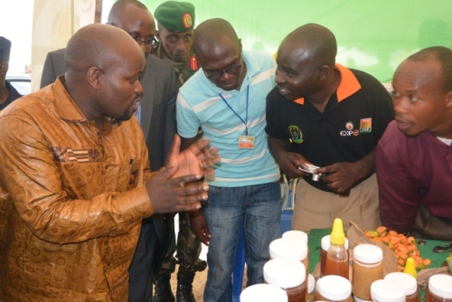 Mu gusura ibikorwa biri muri Expo, Minisitiri Nsengimana yagendaga atanga inama z