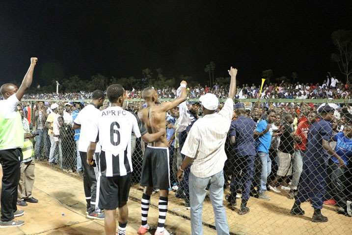 Mugiraneza Jean Baptiste( wakuyemo umupira) yishimira penaliti ya nyuma yateye neza igasezerera Rayon Sport.