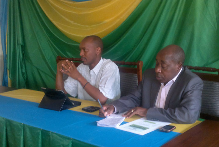 Mugisha Roger (wambaye ishati y'umweru)ukuriye itsinda risuzuma imihigo mu karere ka Burera yabanje gusobanurira ubuyobozi bw'ako karere uko iryo suzuma rigomba gukorwa.