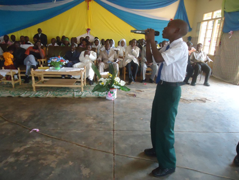 Mugisha Ernest w'imyaka 12 yiga mu mwaka wa 1 muri Gr. Sc. St Joseph Nyamasheke yahimbye indirimbo ya Mutagatifu Yozefu.