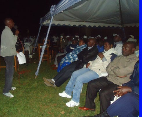 Muhoza Jean Baptiste (Intore iri ku rugerero) atanga ikiganiro ku bitabiriye ijoro ryo kwibuka mu mudugudu wa Gikuyu.