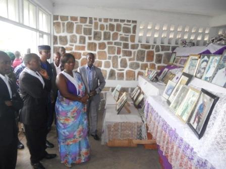 Mukabaramba yifatanyije n'Abanyakamonyi kwibuka.