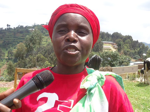 Mukakanyanga yishimira gahunda ya "Gira Inka" iha buri Munyarwanda amahirwe yo kworora inka.