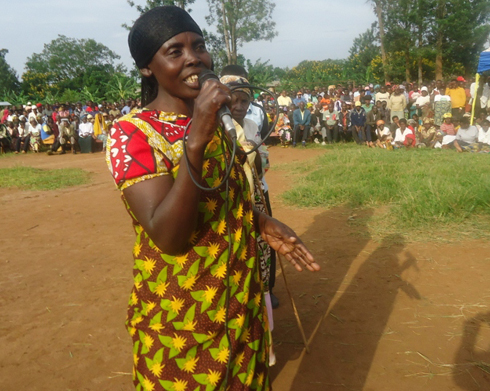 Mukaneza mu nteko y'abaturage ashima umuyobozi w'akagali byatumye ahabwa igare.
