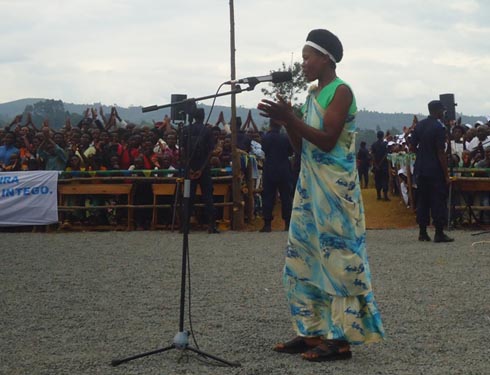 Ubwo Perezida Kagame yasuraga akarere ka Nyamasheke tariki 16/01/2013, Mukankusi Lucie yafashe ijambo aramushimira.