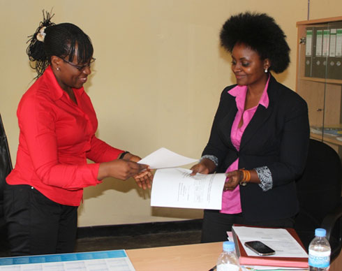 Mukashyaka Drocella ku ruhande rwa RRA na Iribagiza Jolly ku ruhande rwa MIDIMAR bamaze gushyira umukono ku masezerano yo guhererekanya ibi biribwa.