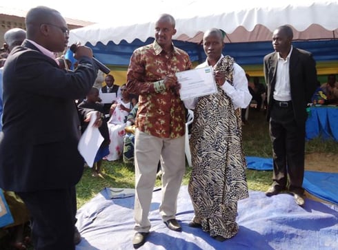 Umuyobozi wa Karongi, Kayumba Bernard, aha ishimwe umuyobozi w'akagari ka Mucyimba nyuma yo kuza ku isonga ry'utundi tugari mu imurika bikorwa.