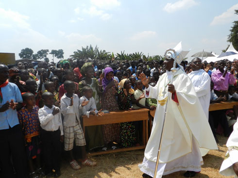 Munsenyeri Antoine aha umugisha w'umuganura imbaga y'abakirisitu bari bateraniye aho.