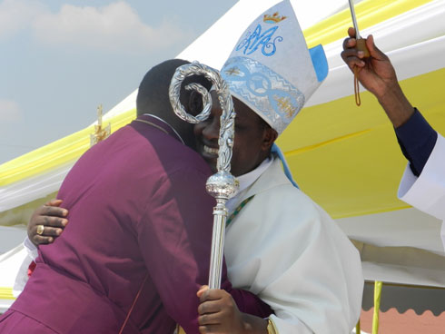 Musenyeri Antoine asuhuzanya na Munsenyeri w'abangilicani wari witabiriye ibyo birori.