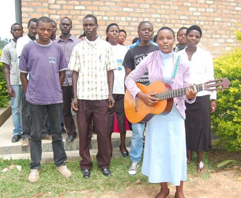 Muragijimana Immaculée ati twamagane uwita urugerero TIG. Abari inyuma n'izindi ntore bafatanije urugerero mu murenge wa Mbazi.
