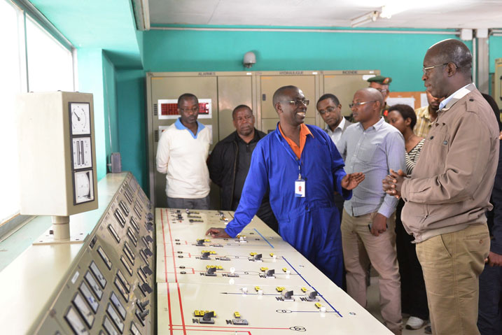 Minisitiri Murekezi asobanurirwa uko imashini zitanga umuriro w'amashanyarazi.