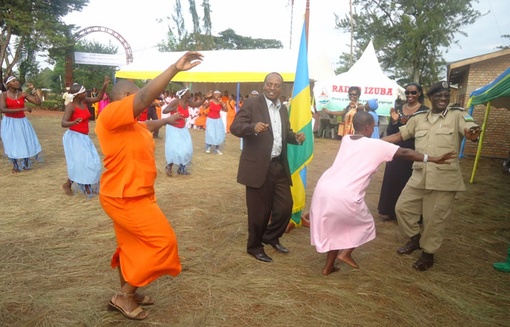 Abagororwa barishimye bacinya akadiho, ndetse n'abayobozi bakuru basabana nabo karahava.