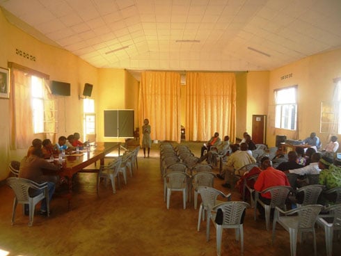Muri iki cyumba mberabyombi, nta kimenyetso na kimwe cy'umutako (decoration) cyahagaragaraga nk'ahantu ho kubera amarushanwa ya ba Nyampinga.