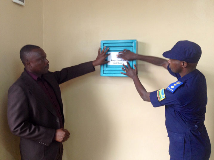 Umuvunyi wungirije n'umuyobozi wa Trafic batangiza uburyo bwo gutanga amakuru ya ruswa ku cyicaro cya Contole Technique.