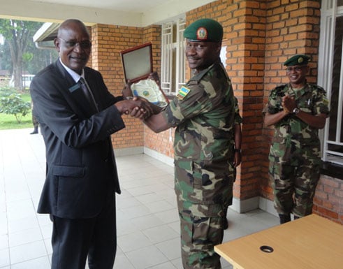 Brig Gen D.P. Okwaro yashyikirije impano yo gushima umuyobozi w'ishuri ry'u Rwanda, Brig Gen Charles Karamba