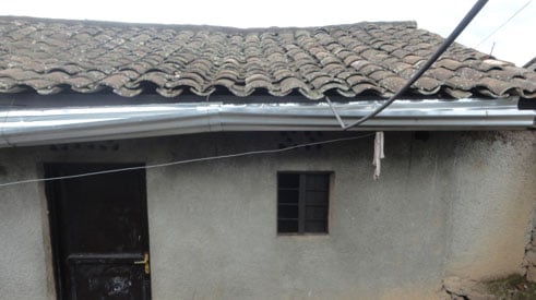 Kugira ngo bagere aho nyakwigendera yari aryamye, babanje gusakambura aya mategura