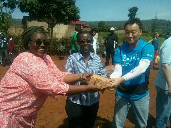 Uyu munyakoreya uba mu Rwanda yitabiriye umuganda, aho yahuriye na ba minisitiri Mukantabana na Mushikiwabo.