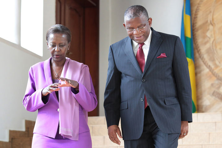 Minisitiri w'ububanyi n'amahanga w'u Rwanda, Louise Mushikiwabo na mugenzi we wa Angola, Georges Chikoti.