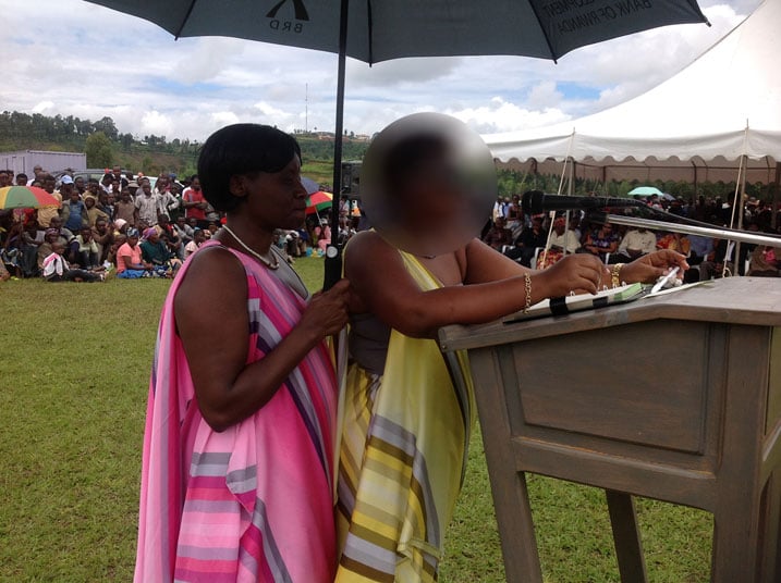 Uwimana (imbere) atanga ubuhamya bw'ubuzima yabayemo muri Jenoside yakorewe Abatutsi.