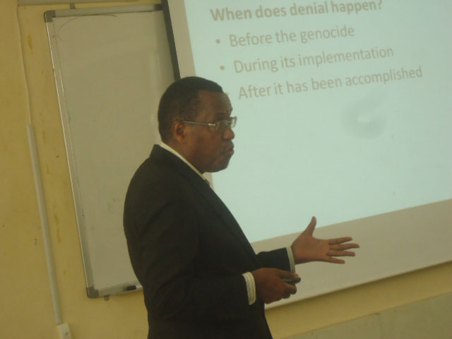 Mwarimu Bernard Rutikanga asobanura ipfobya rya Jenoside.