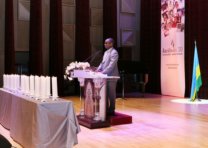 Mwiseneza Abdel Aziz ageza ubutumwa ku bitabiriye Kwibuka.