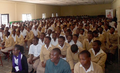 Abanyeshuri bari bitabiriye kureba uko irushanwa rigenda.