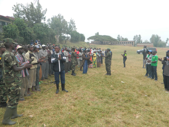 Nyuma y'umuganda bacinye akadiho.