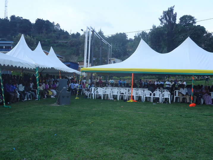 N'ubwo ari bwo cyari kigitangira abantu bari benshi. Amahema atandatu yari hafi kuzura abantu.