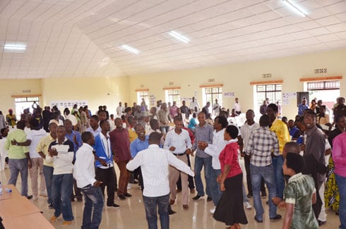 Urubyiruko rwo mu karere ka Rusizi rurimo kwishimira gahunda ya "Ndi Umunyarwanda".