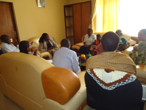 Umuyobozi w'akarere n'abandi bakozi bakemura ikibazo cy'umuturage.