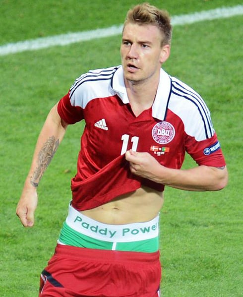 Bendtner yashinjwe kwamamariza uruganda rwa Paddy Power.