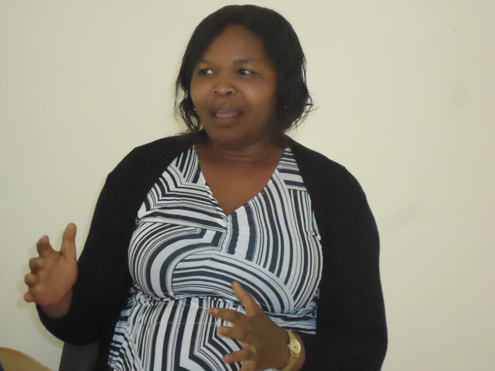 Niwemwiza Emilienne ushinzwe imibereho myiza arasba abagore gushyira imbaraga mu mugoroba w'ababyeyi.
