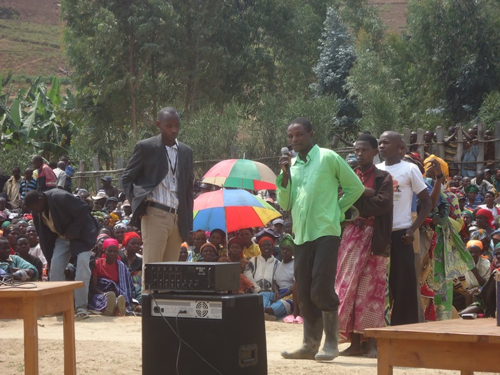 Niyindorera Theophile uvuga ko yambuwe na rwiyemezamirimo asaba akarere kumurenganura.