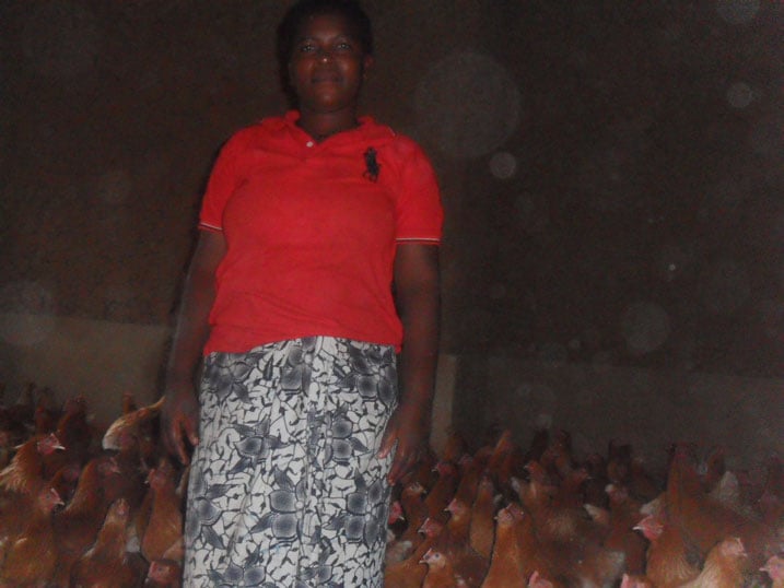 Niyonsaba ari munzu yororeramo inkoko ze 4000.