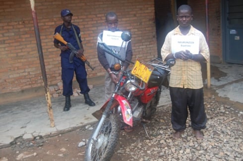 Nkurunziza Baptiste (iburyo) na Mbonabucya (ibumoso) bafungiye kuri station ya Kicukiro bakekwaho kwiba Moto. 