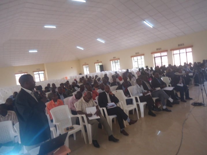 Nteziyaremye Jean Pierre ushinzwe uburezi mu karere ka Rusizi abwira abayobozi b