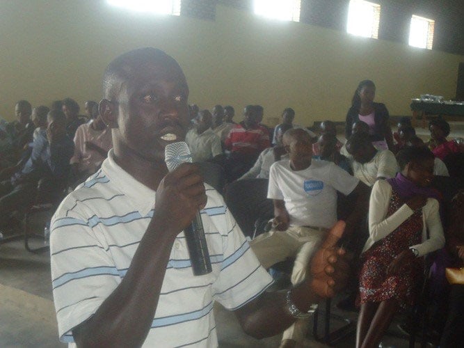Ntivuguruzwa asaba urubyiruko rufite diplome kutazicarana ngo rutegereje akazi ka Leta.