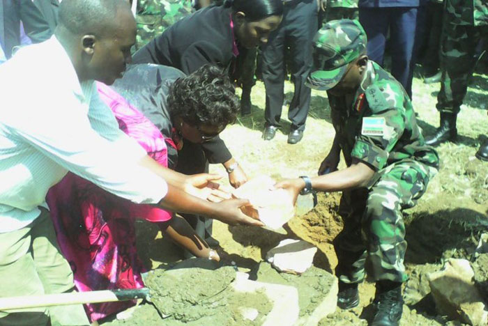 Icyo gihe mu karere ka Nyagatare nabo batangiza igikorwa cyo kwiyubakira ikigo nderabuzima, igikorwa cyayobowe na minisitiri w'Ubuzima mu Rwanda, Dr Agnes Binagwaho./Foto: Sebasaza G. Emmanuel.