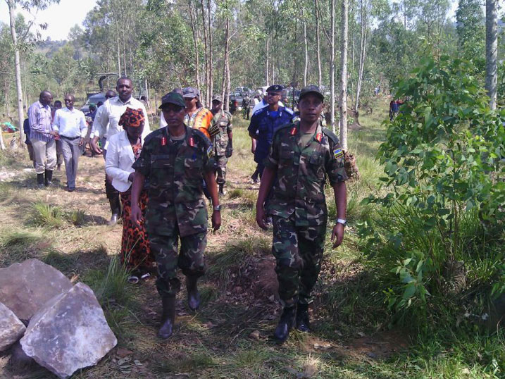 Abasirikari bakuru bari baje gutanga umuganda wabo mu kubakira abatuye i Kiyumba./Foto: Nshimiyimana Emmanuel