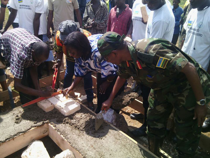 Minisitiri Mukabaramba na Jenerali Nziza nibo bashyize ibuye ry'ifatizo ahazubakwa ikigo nderabuzima cya Kiyumba./Foto: Nshimiyimana Emmanuel