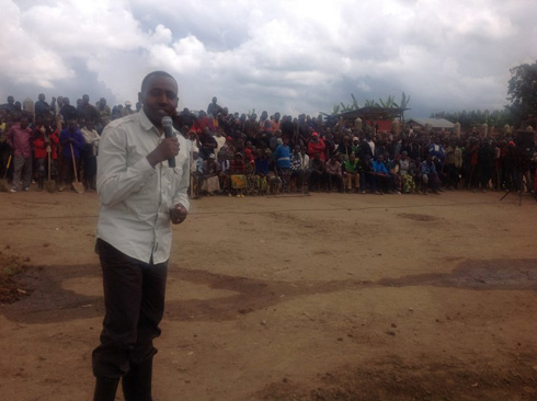 Mugisha Philbert, umuyobozi w'akarere asaba abaturage kwimuka ahantu habateza ibyago.