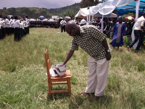 Umwe mu baturage b'umurenge wa Kanjongo atanga inkunga ye